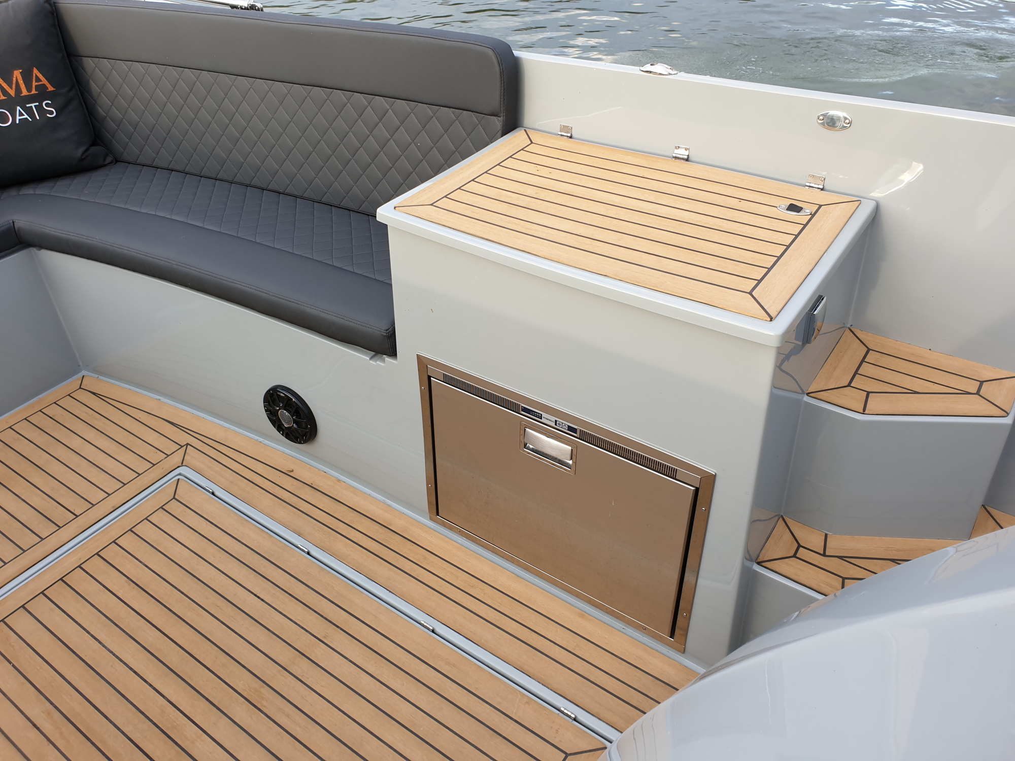 Maxima Boats 840
