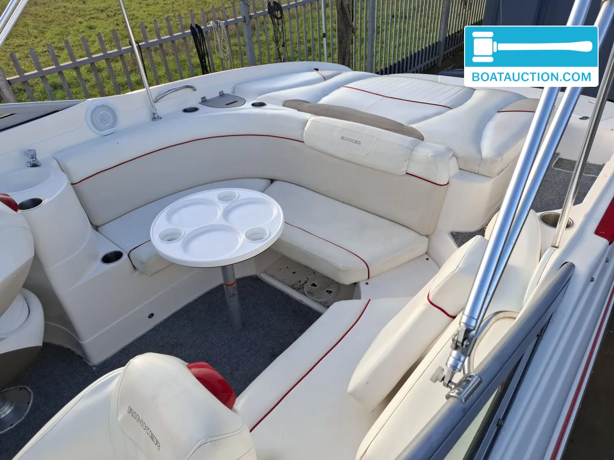Rinker 246 Captiva Cuddy