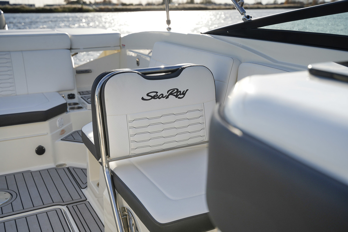 Sea Ray SPX 230 Outboard