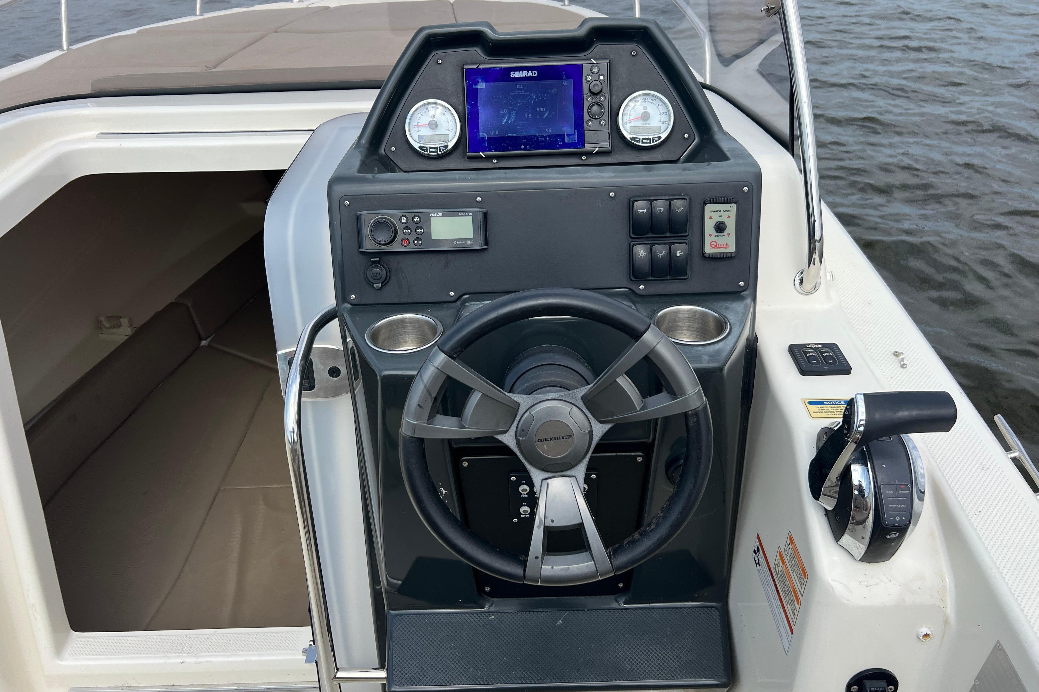 Quicksilver Activ 755 Sundeck