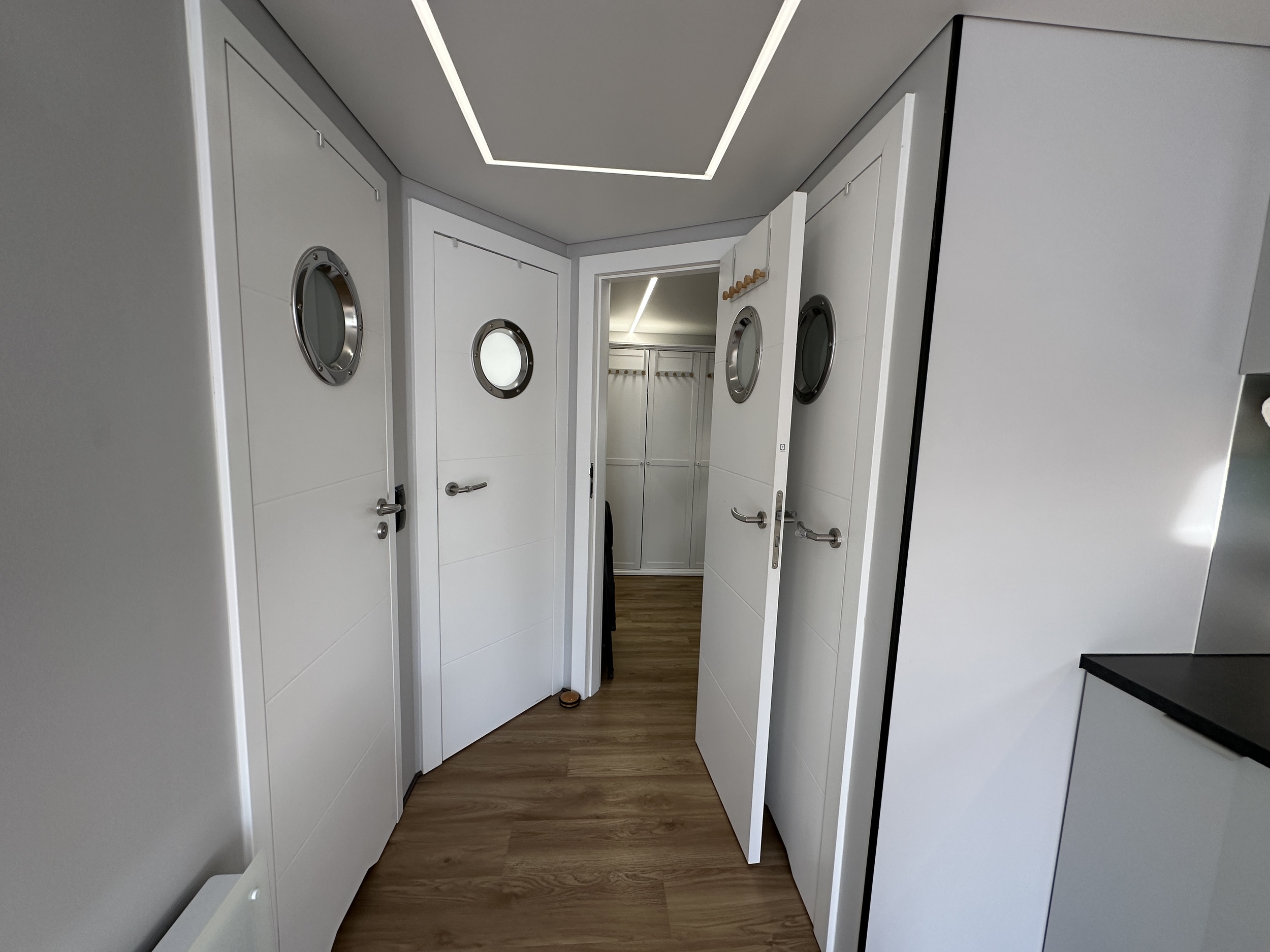 La Mare Houseboat Modern 12