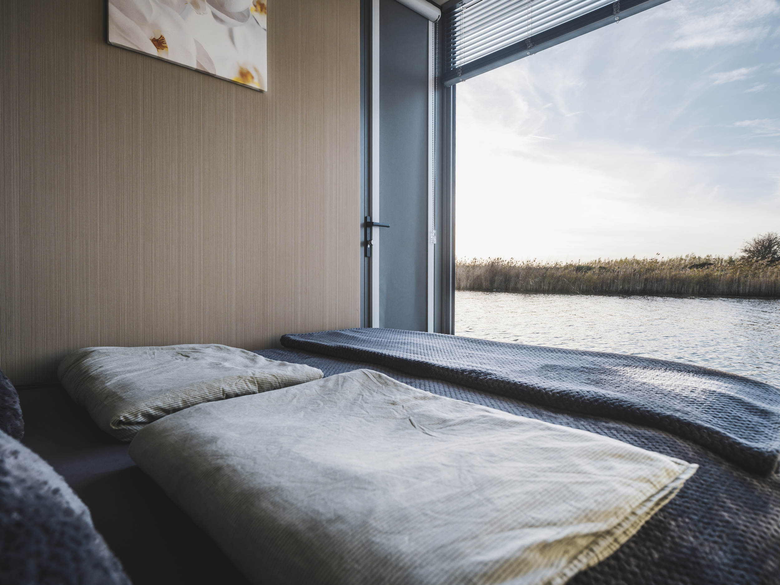 AquaHome Comfort Houseboat