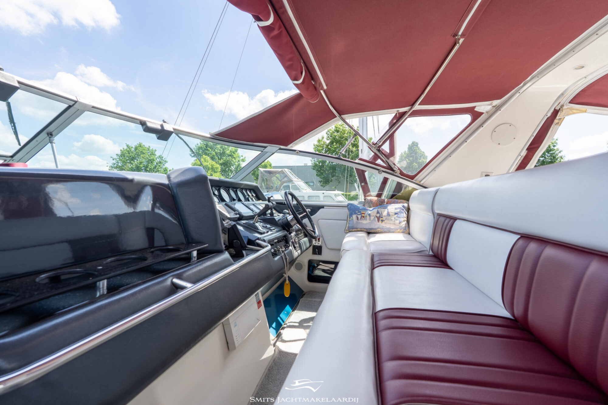 Sea Ray 370 Express Cruiser