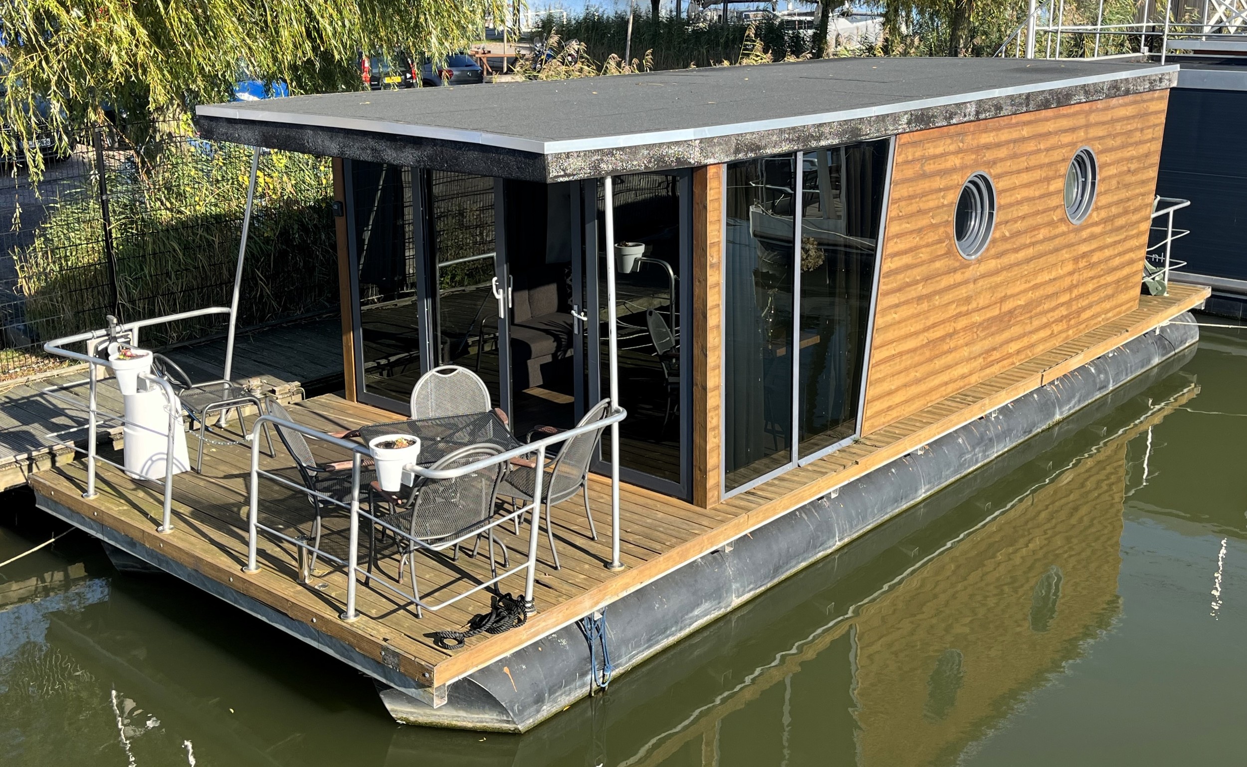 La Mare Apartboat (houseboat)