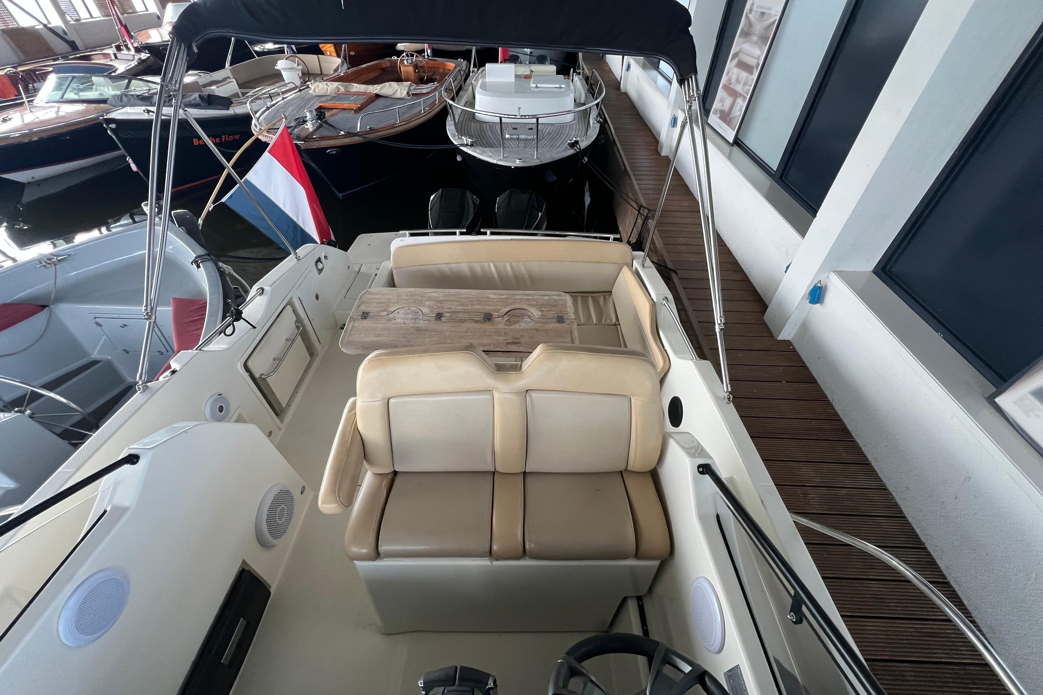 Quicksilver Activ 875 Sundeck
