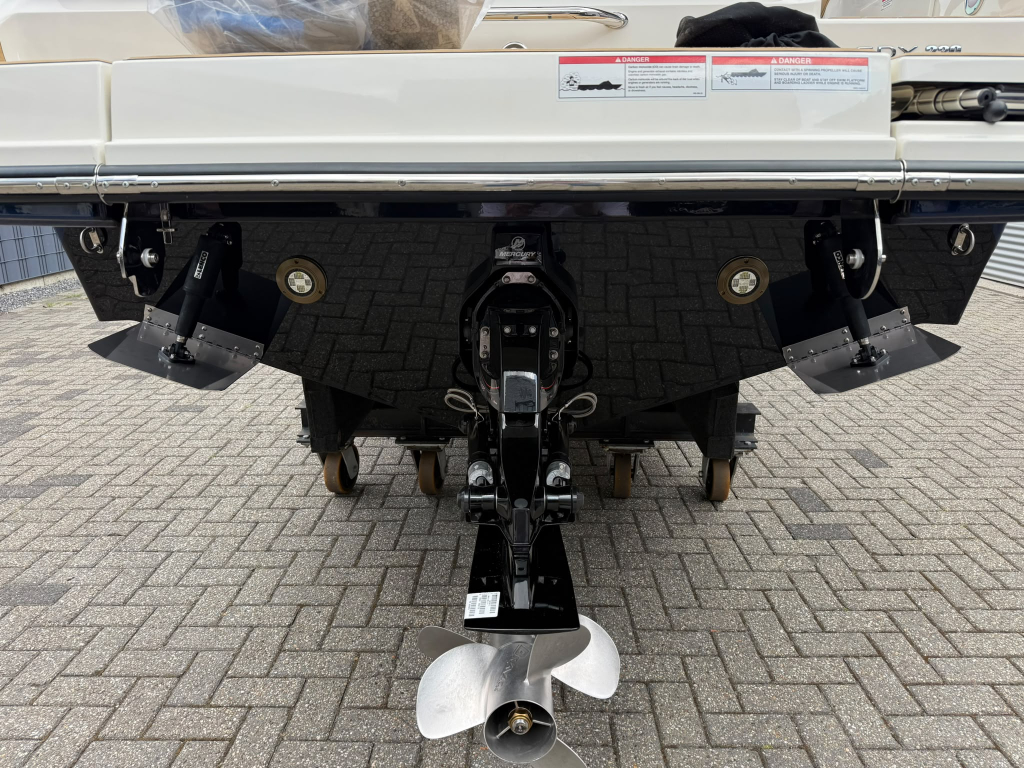 Sea Ray SDX 230