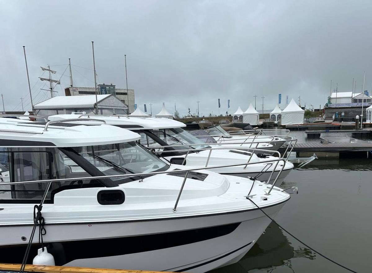Jeanneau Merry Fisher 695 Serie 2. Deze prachtige boot is aanwezig op de Suzuki stand van hiswa te water 2026.