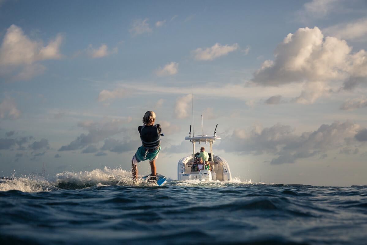 Boston Whaler 230 Outrage