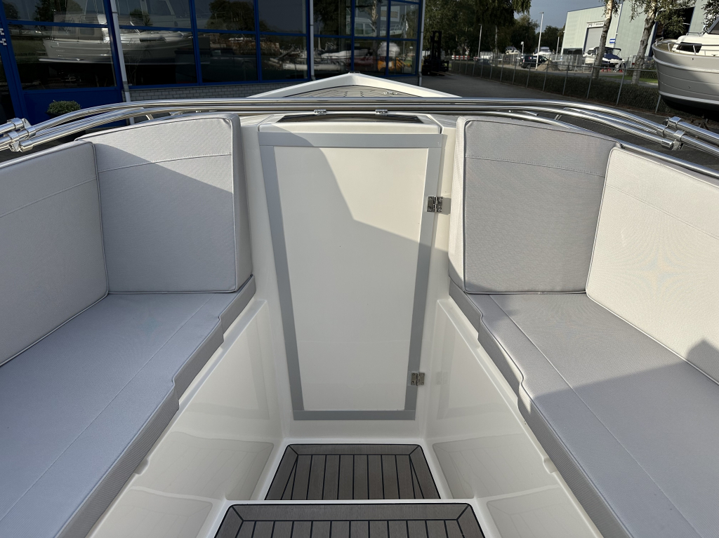 Interboat Intender 820