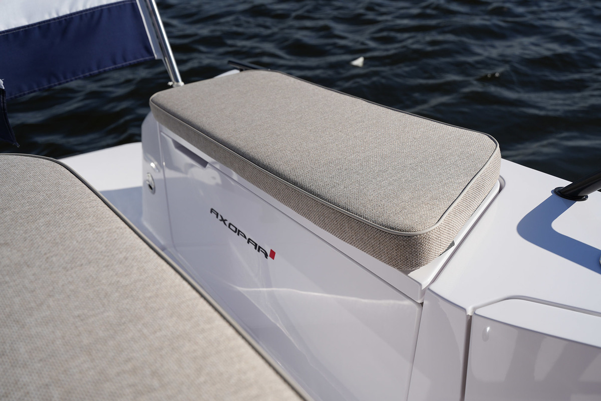 Axopar 37 XC Cross Cabin Mediterrana Edition