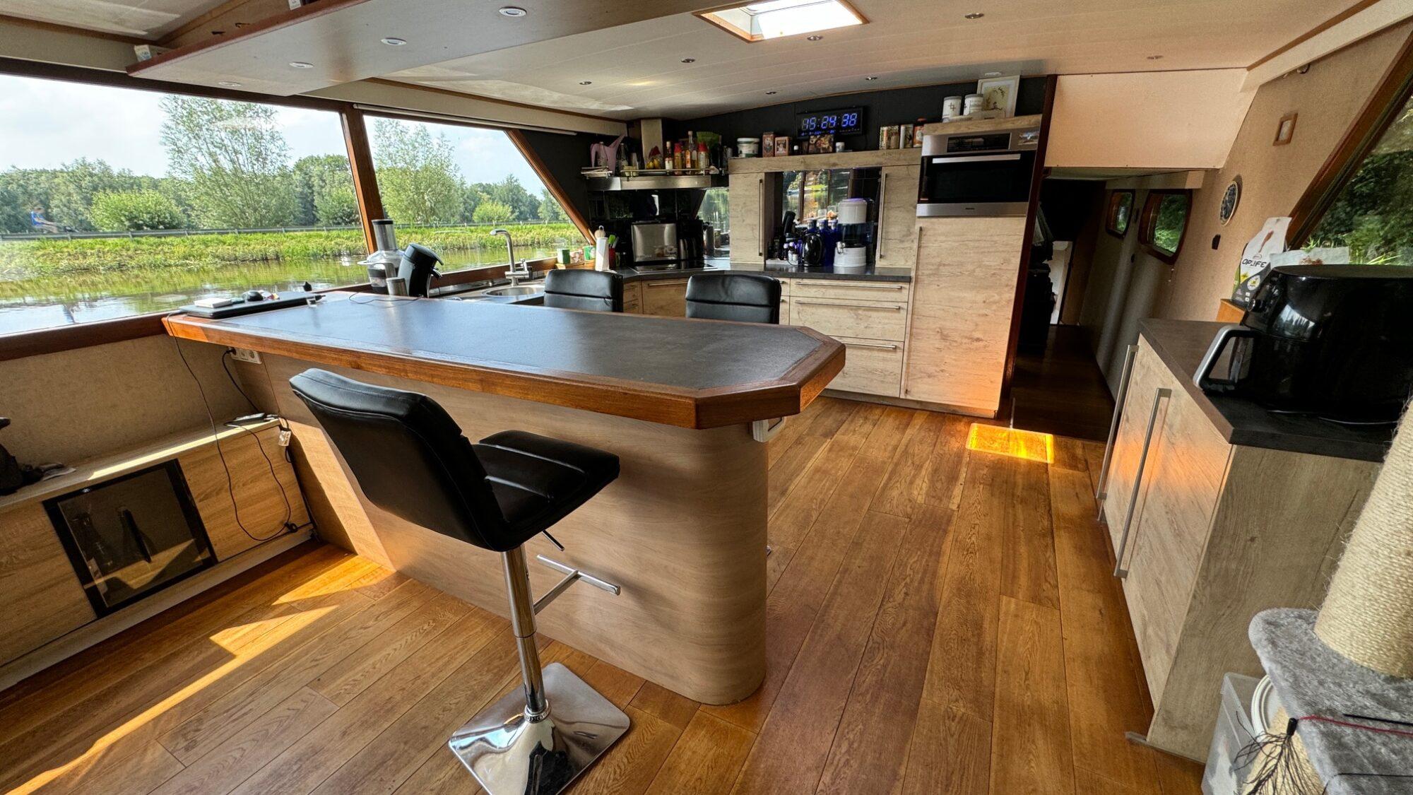 Luxe-Motor Luxe Motor 27.70 VS Varend Woonschip