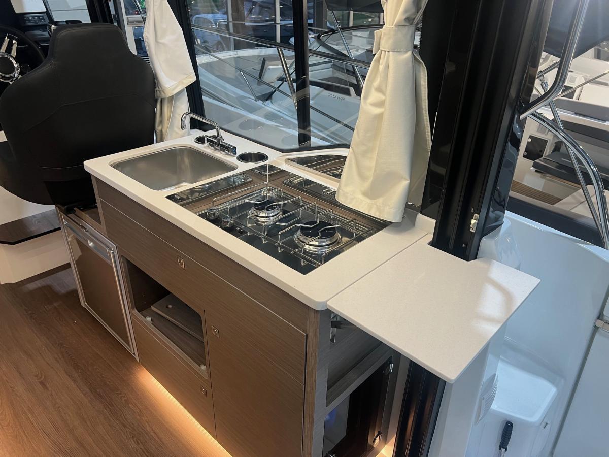 Jeanneau Merry Fisher 895 serie 2. Dit schip is aanwezig op de Yamaha stand van hiswa te water 2026.