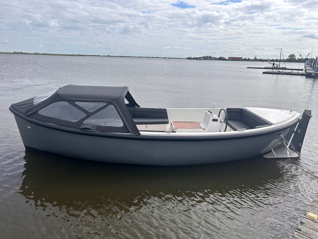 Pieterman 750 met 27 VETUS  750 diesel 