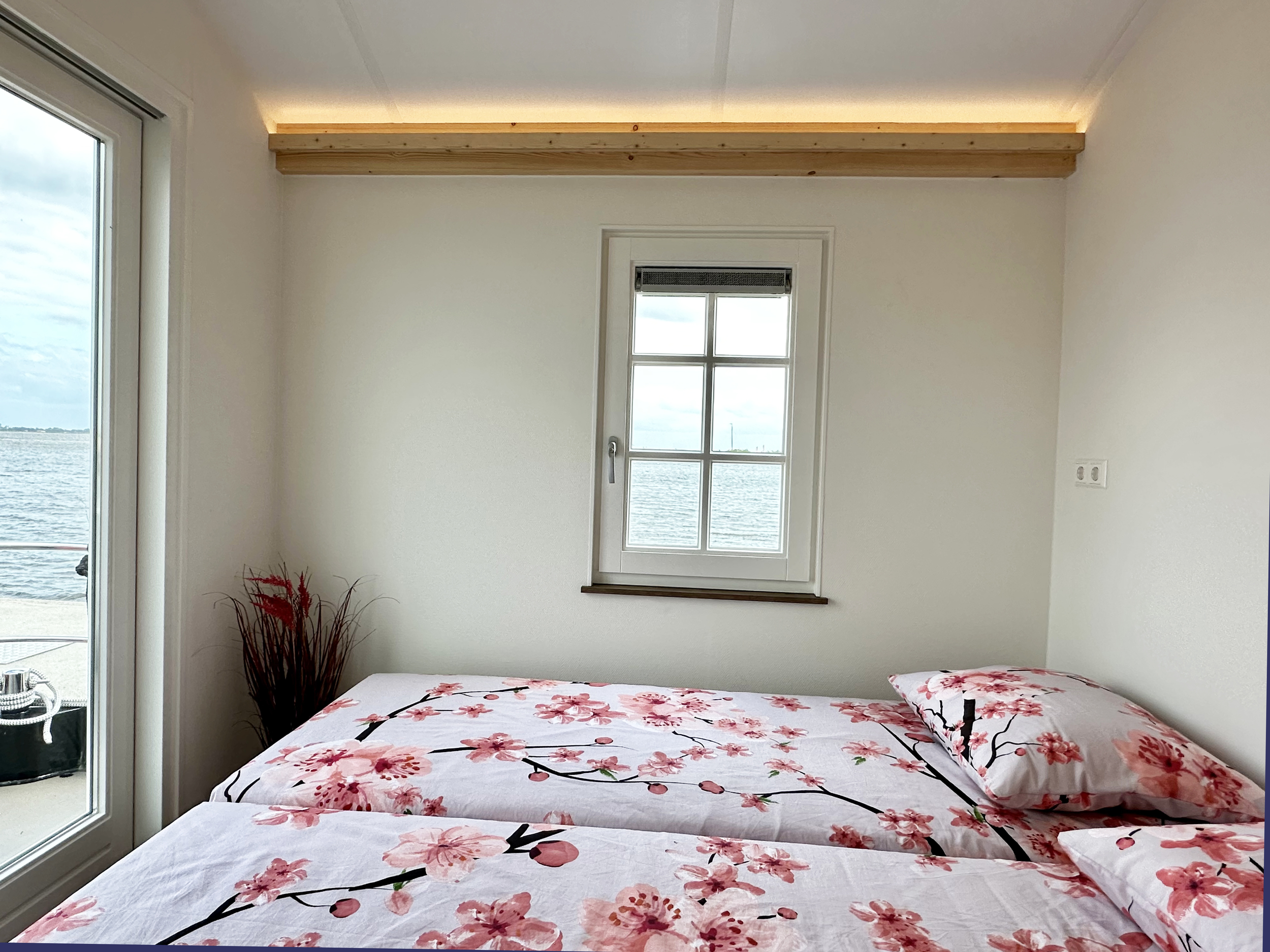 HOMESHIP VaarChalet In Amsterdam 1250D Luxe Houseboat