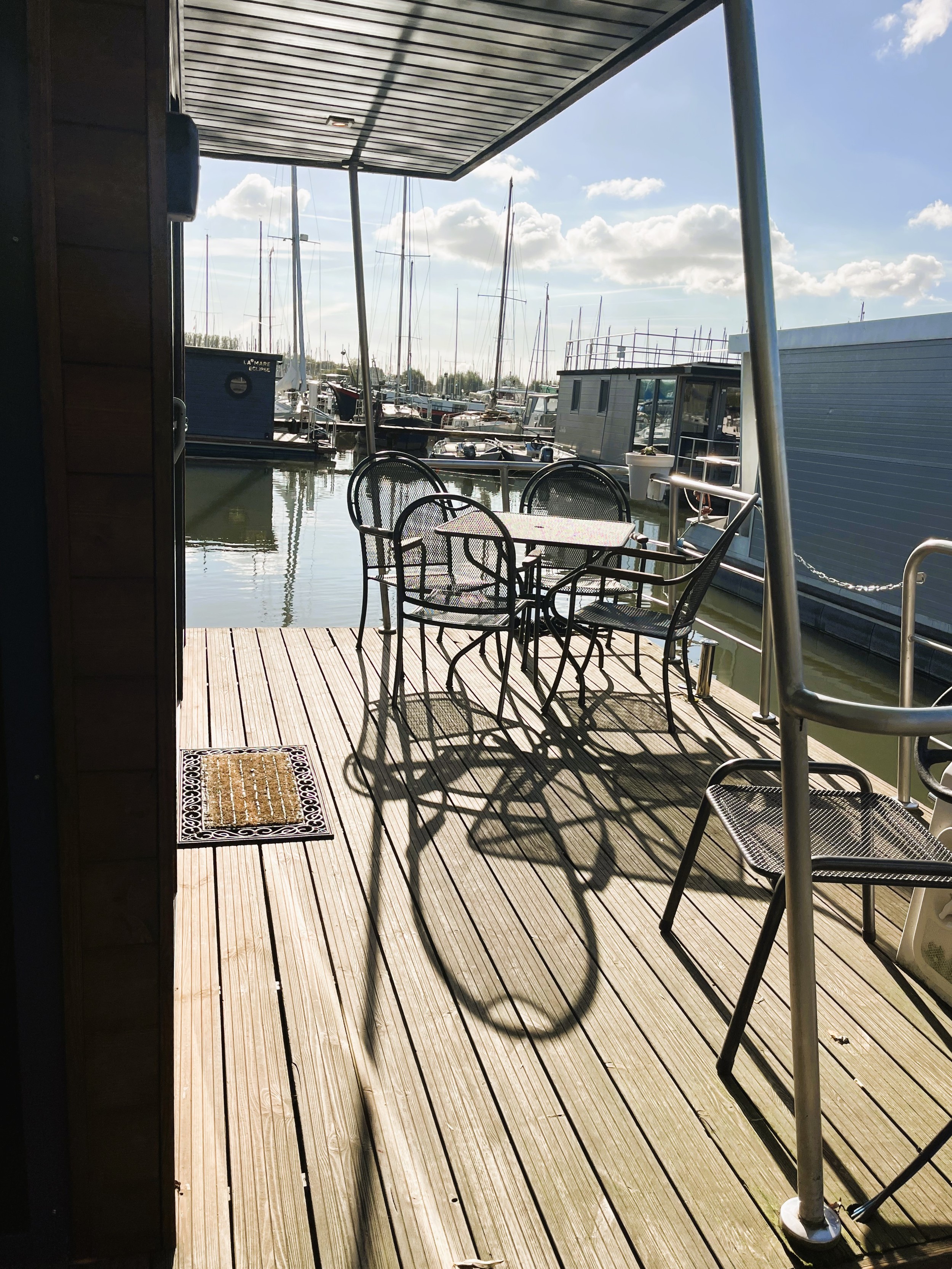 La Mare Apartboat (houseboat)