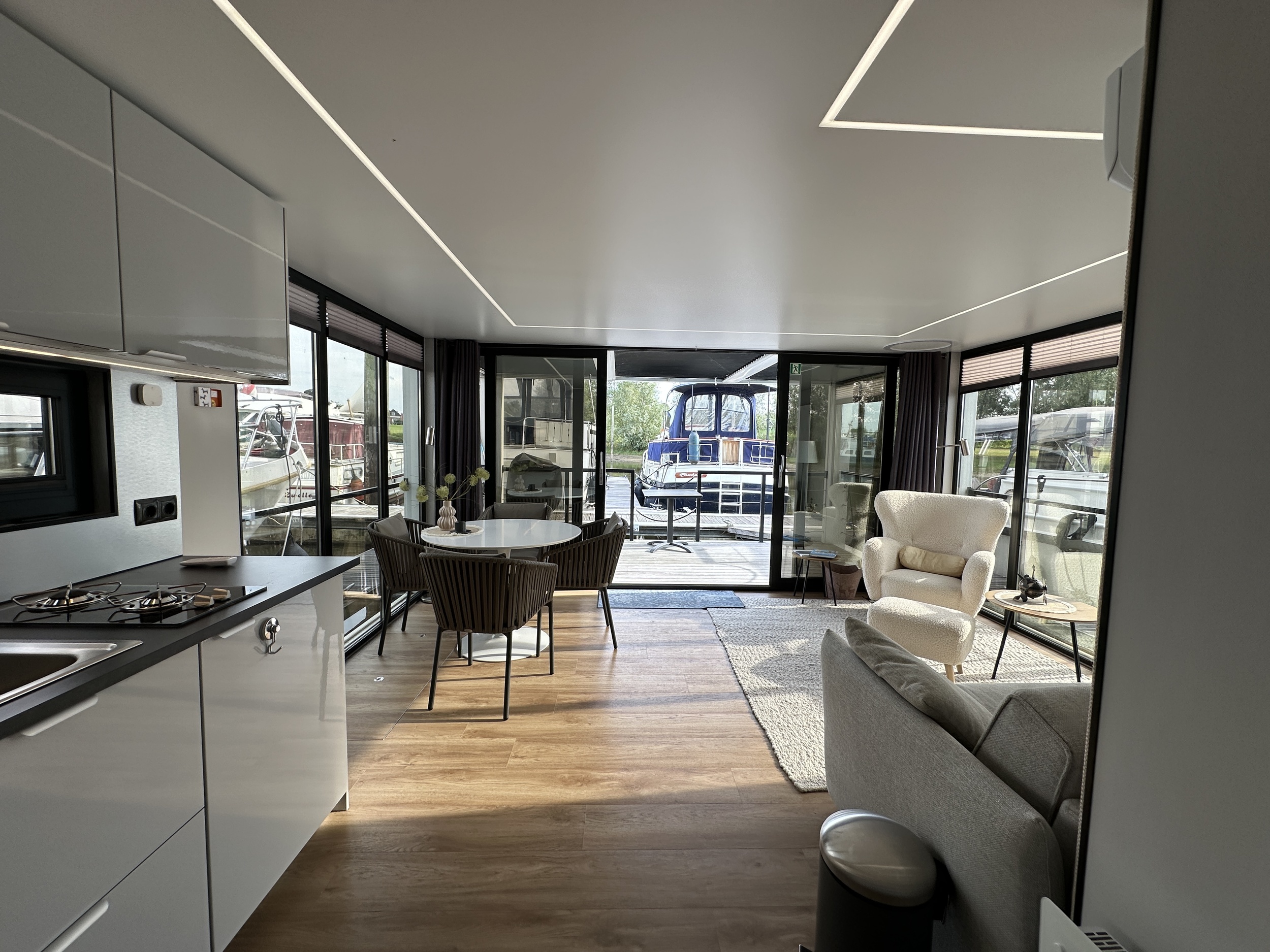 La Mare Houseboat Modern 12