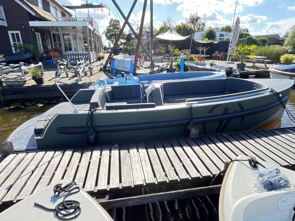 Van Vossen 650 plugin E tender aluminium elektrisch