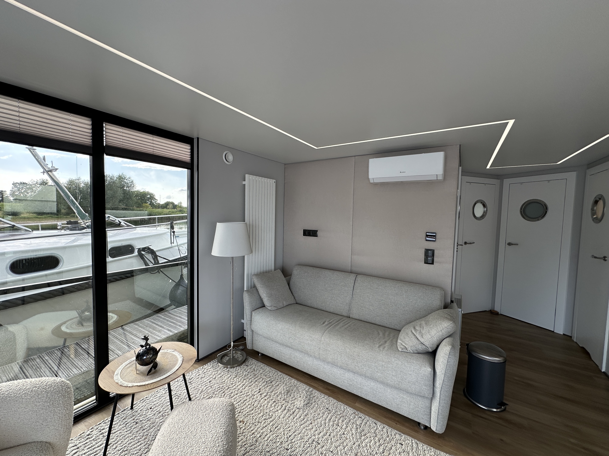 La Mare Houseboat Modern 12