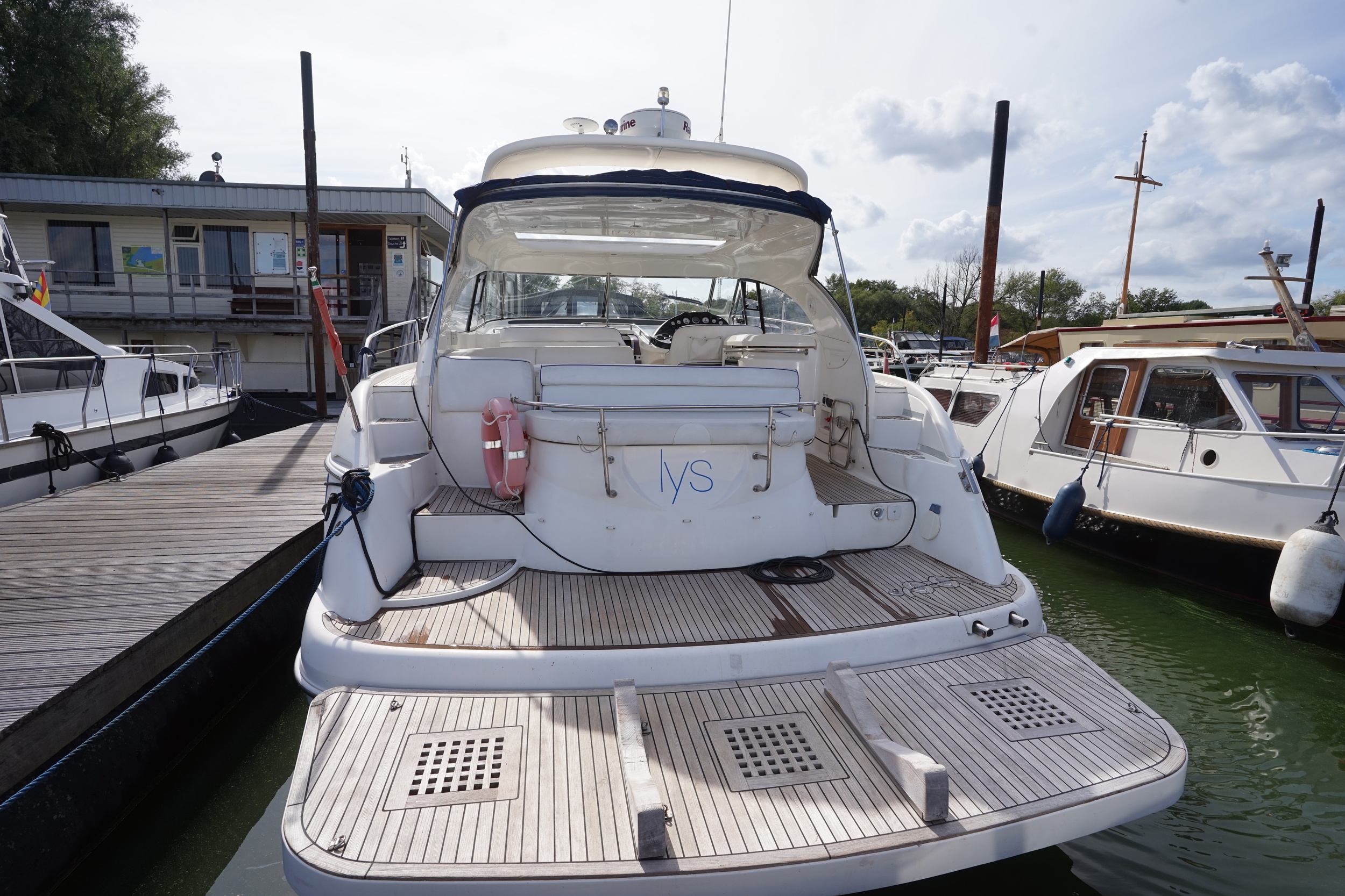 Bavaria 42 HT Sport IPS-500 - hydraulic platform