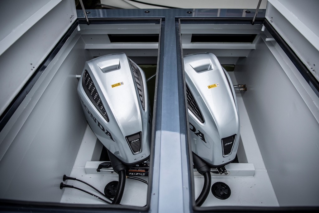 Maxima Boats 35