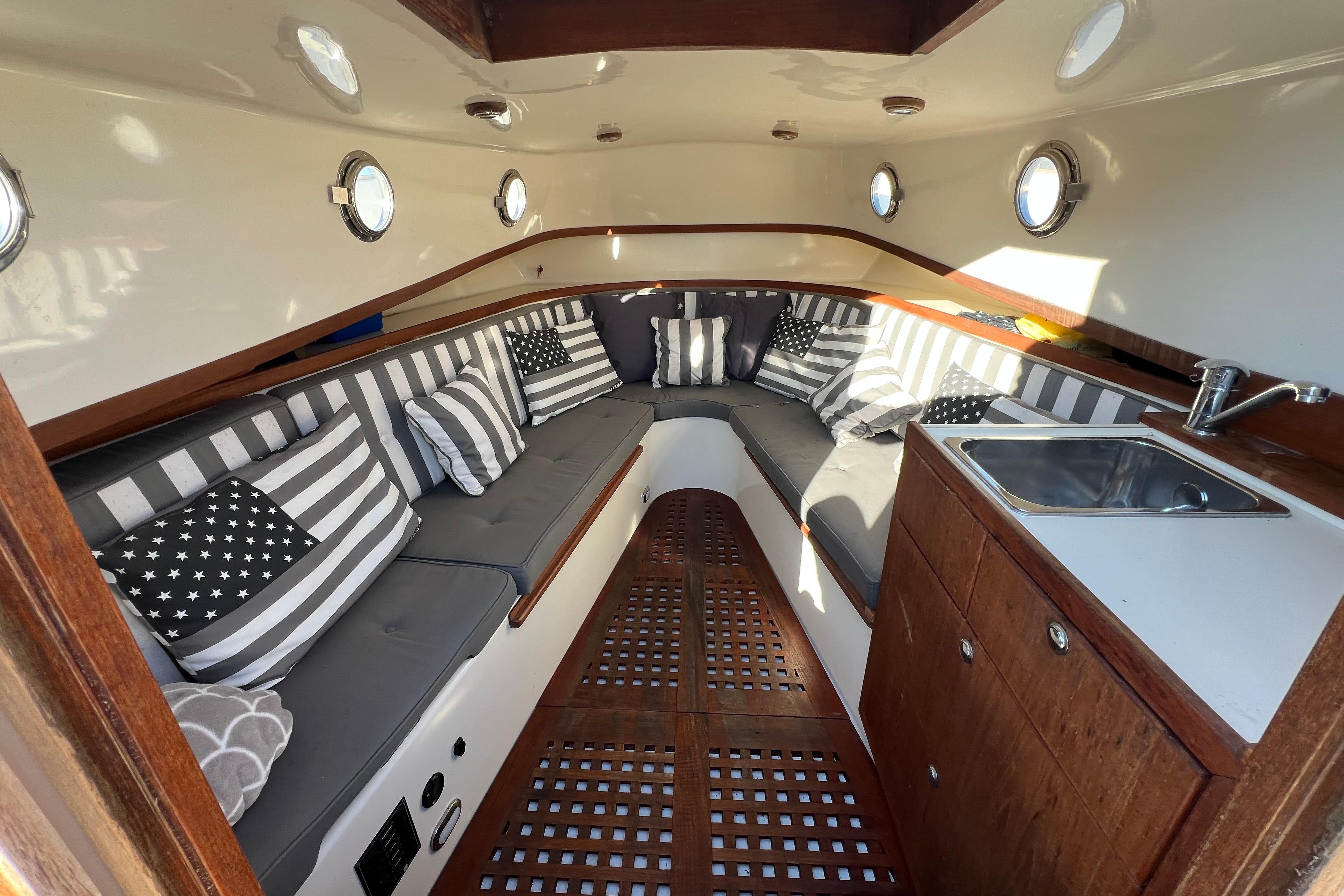 Jan Van Gent 10.35 Cabin