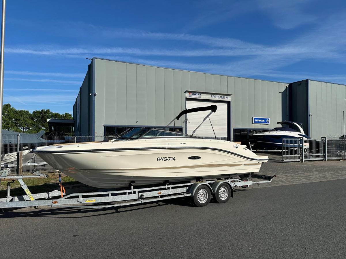 Sea Ray 230 SPX Bowrider