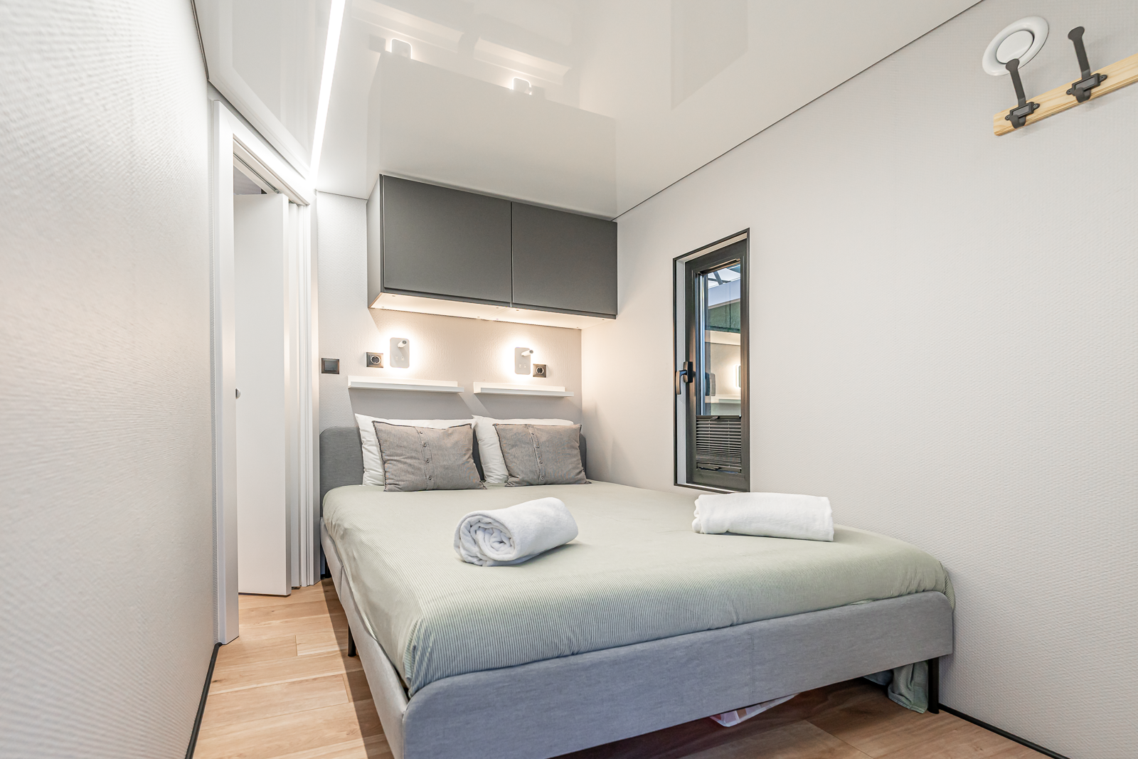 La Mare Houseboat Modern 10