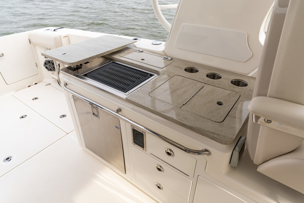 Boston Whaler 380 Realm