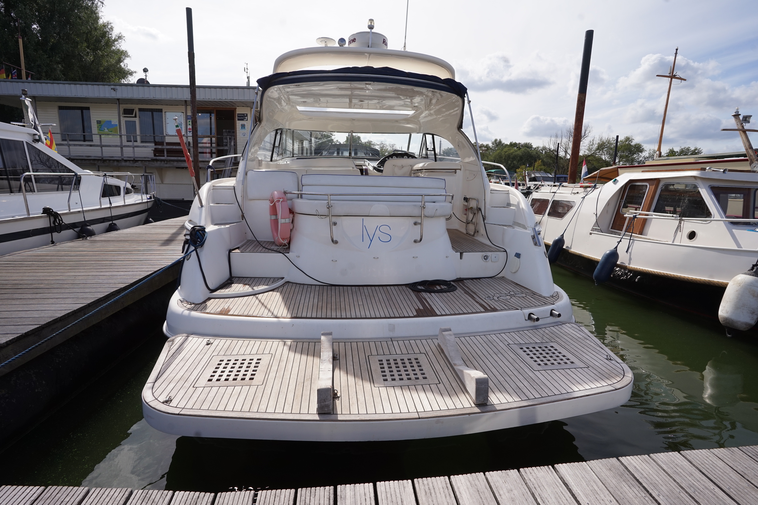 Bavaria 42 HT Sport IPS-500 - hydraulic platform