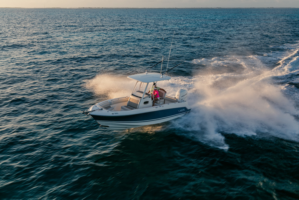 Boston Whaler 230 Outrage