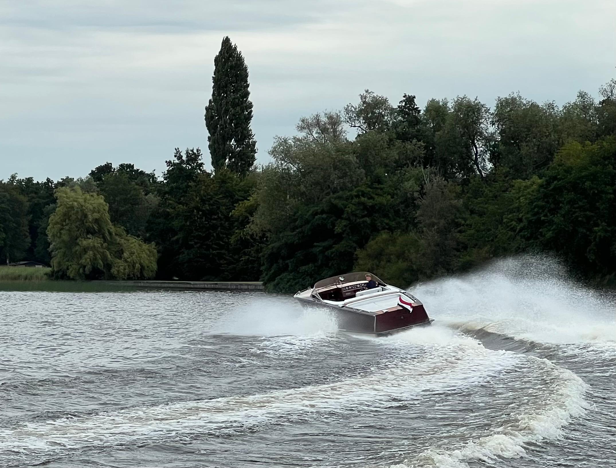 Boesch 850 Runabout Deluxe