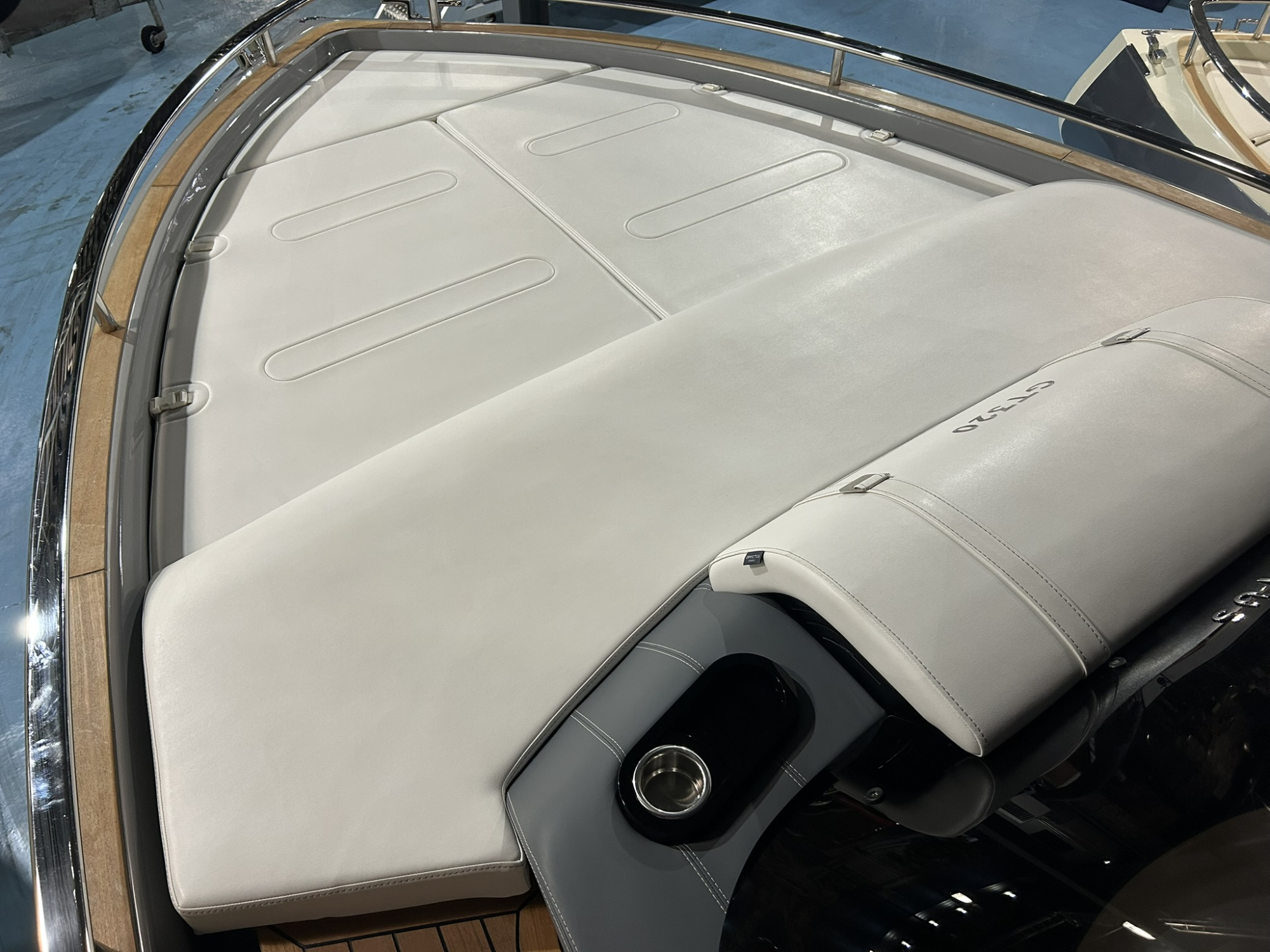 Invictus yachts Invictus 320 GT met 2 x Mercruiser 270 pk diesel van 2024!