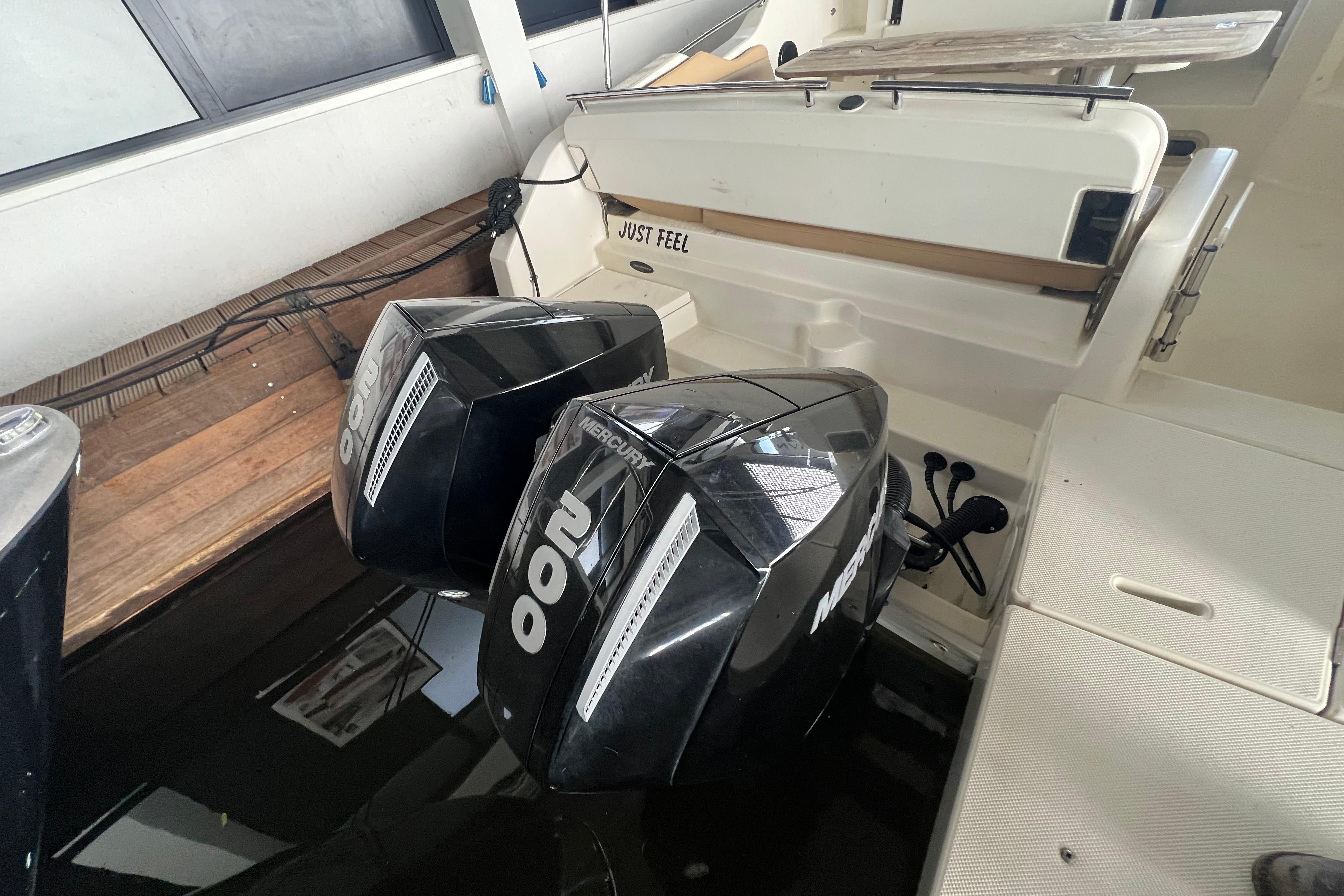 Quicksilver Activ 875 Sundeck