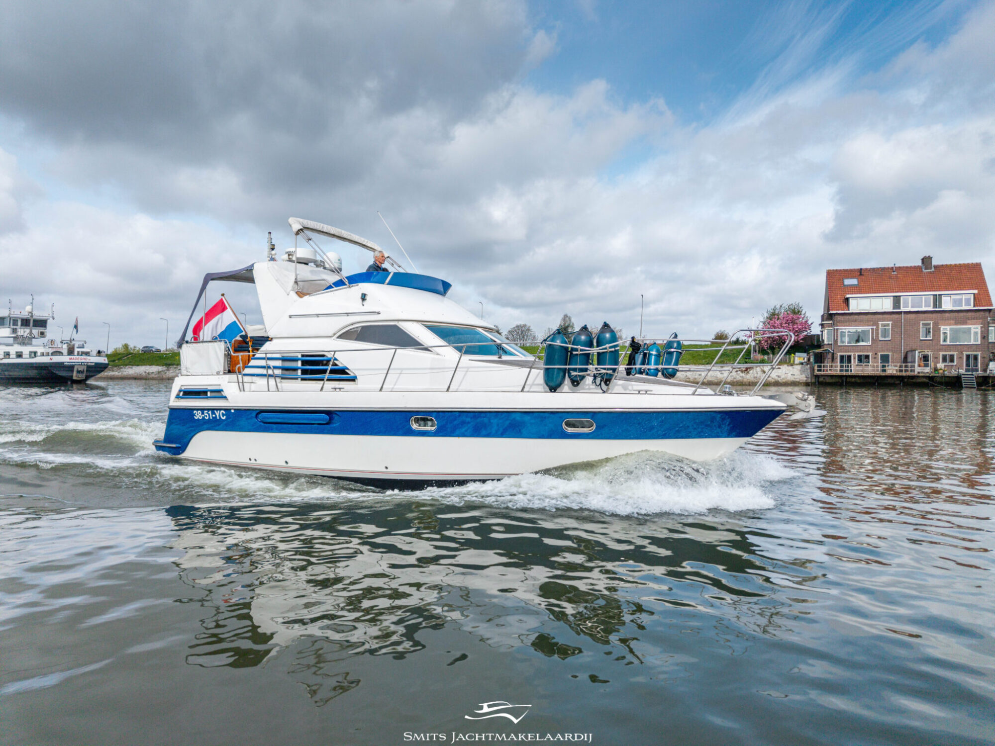 Astor 37 Flybridge