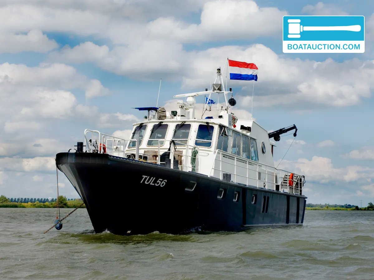 Bateau de patrouille 2300