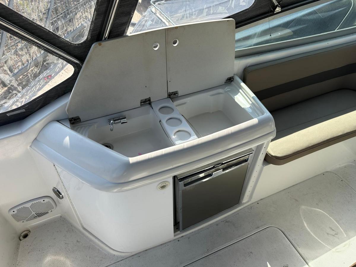 Formula F-280 SS Cuddy cabin