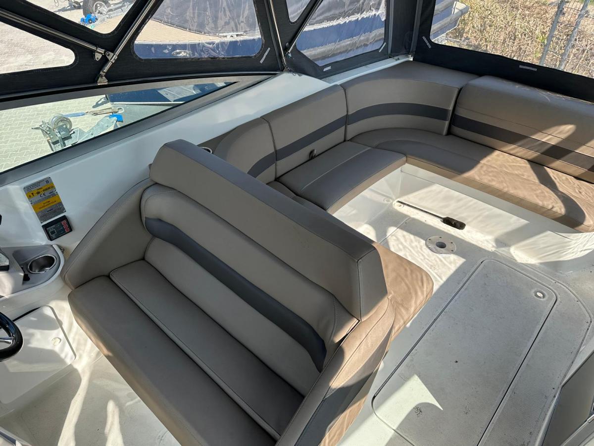 Formula F-280 SS Cuddy cabin