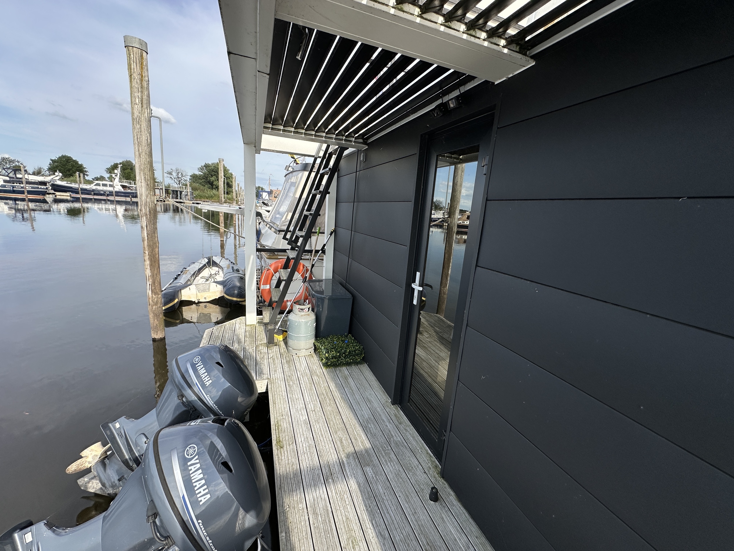 La Mare Houseboat Modern 12