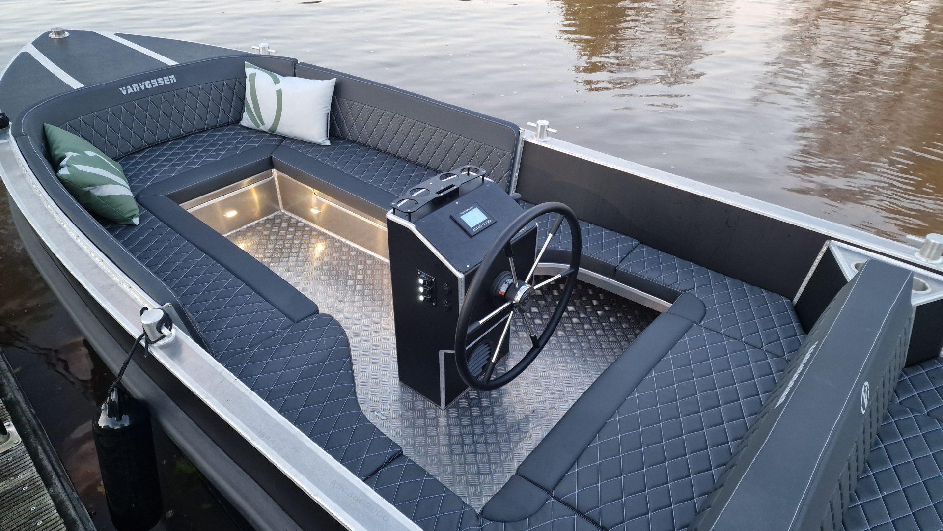 Van Vossen Plugin E tender 595 DE GROOTSTE SLOEPENSHOWROOM VAN NEDERLAND