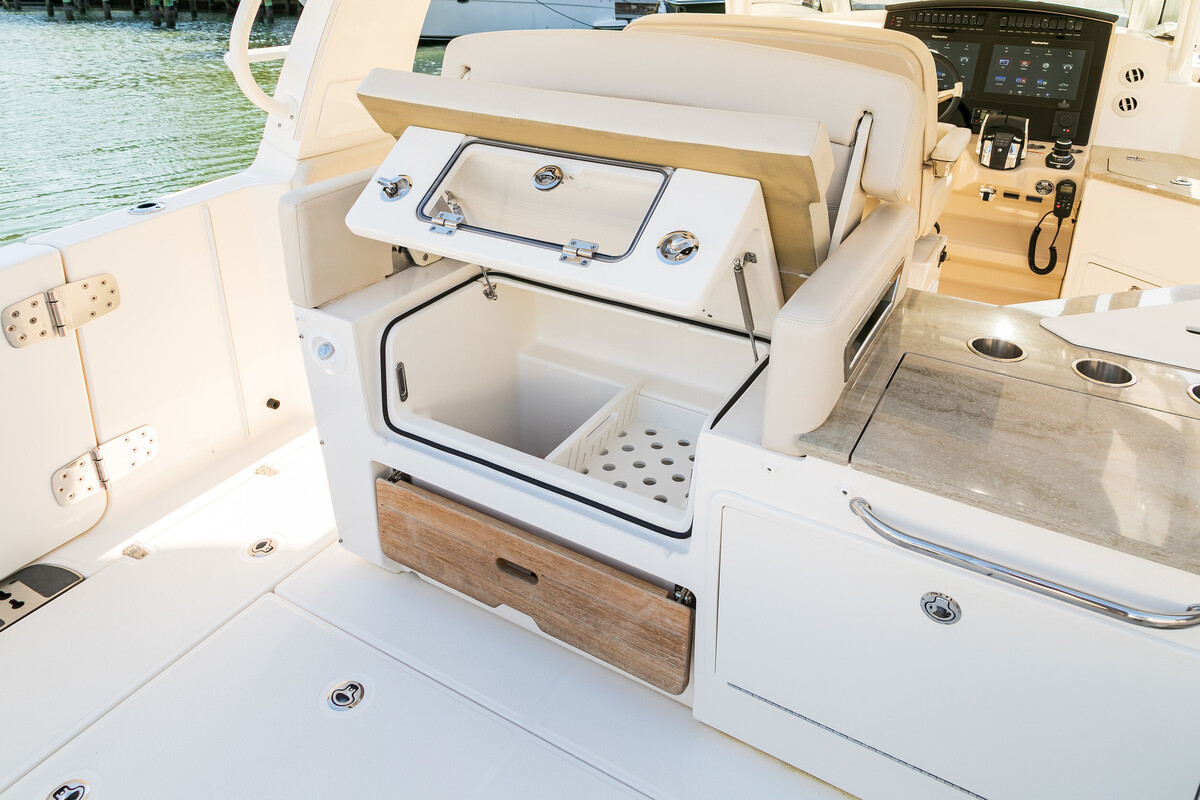 Boston Whaler 350 Realm