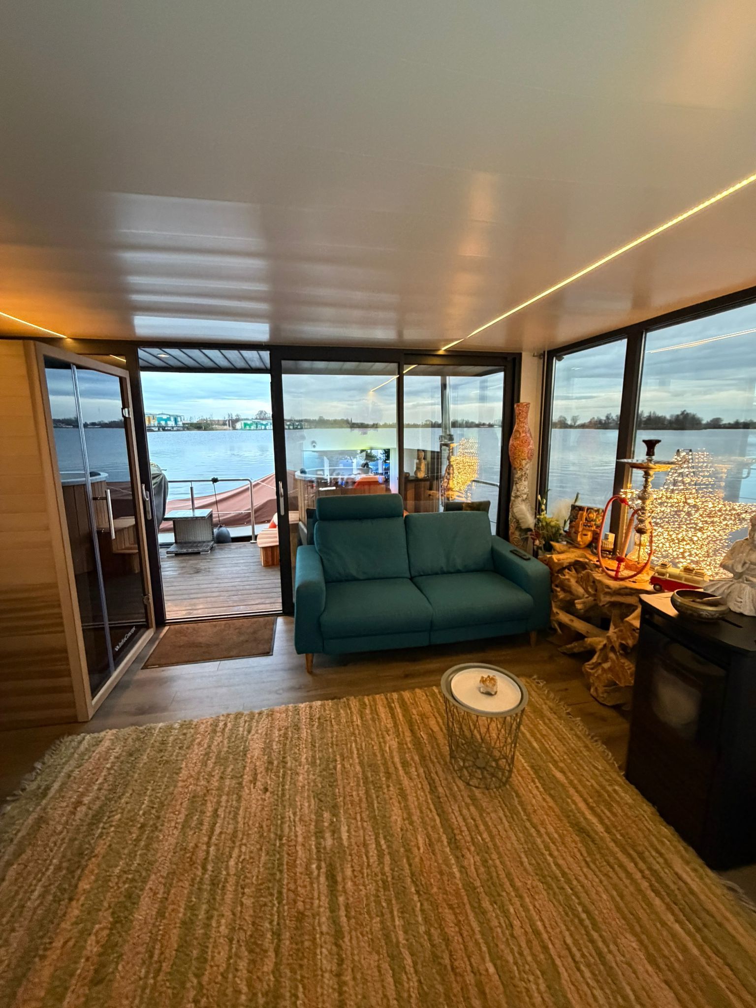 La Mare Houseboat Apartboat XL - Sauna - Hottub - Maasbommel