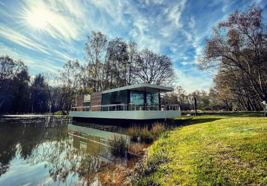 MX4 Houseboat MOAT