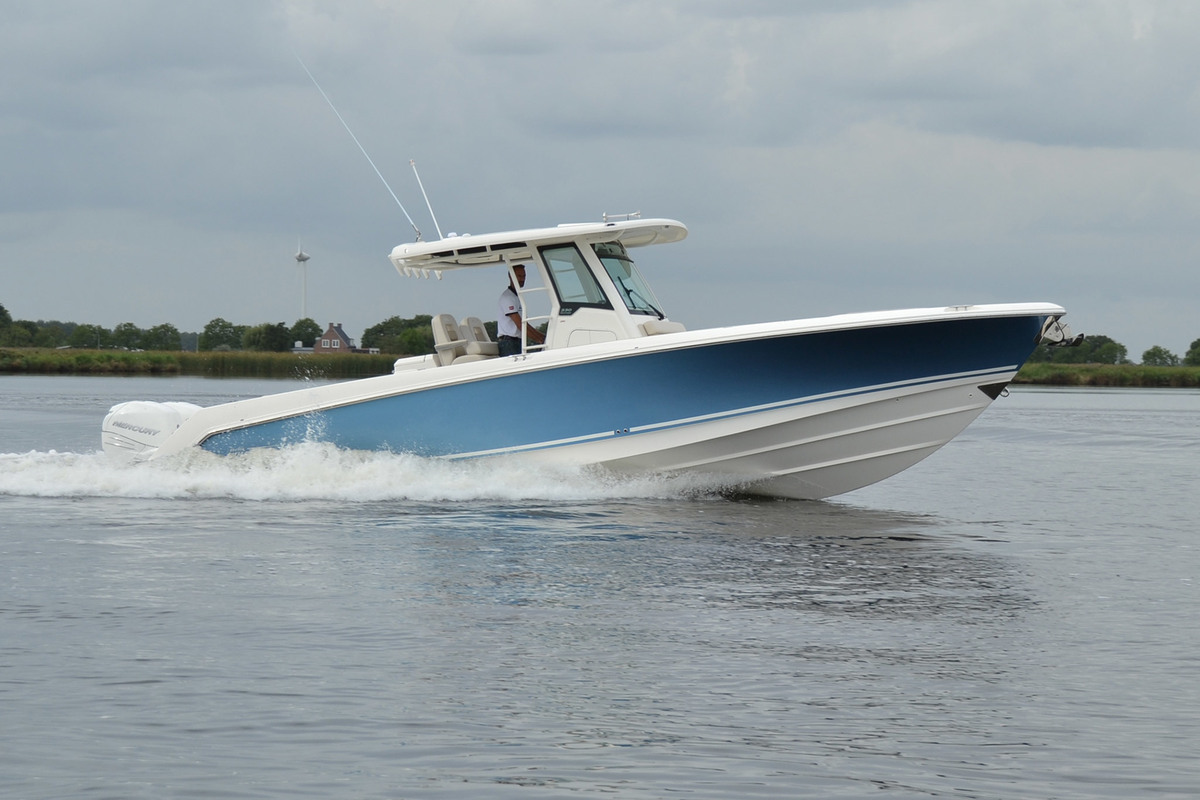 Boston Whaler 330 Outrage hoofdfoto: 1