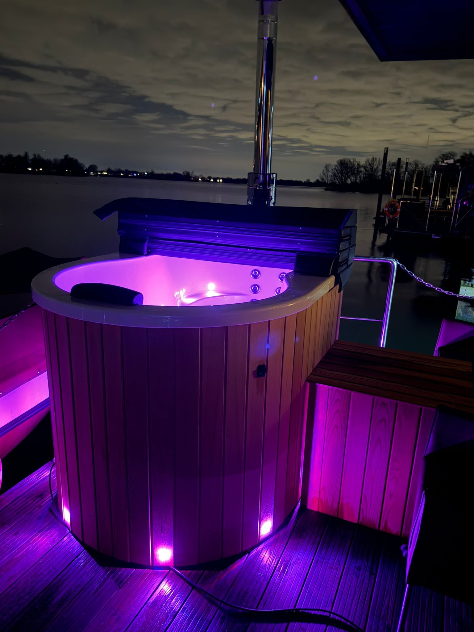La Mare Houseboat Apartboat XL - Sauna - Hottub - Maasbommel