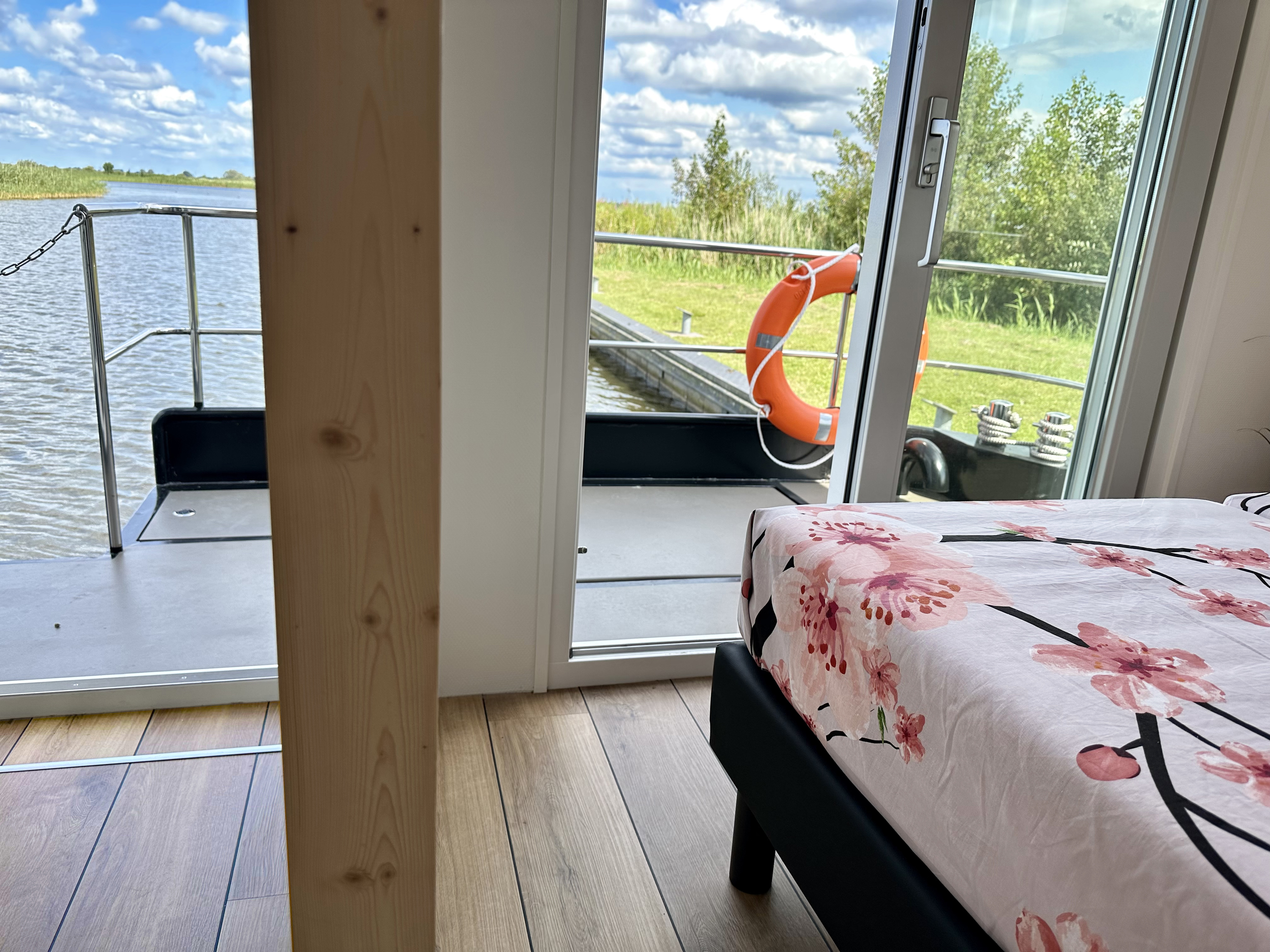 HOMESHIP VaarChalet In Amsterdam 1250D Luxe Houseboat