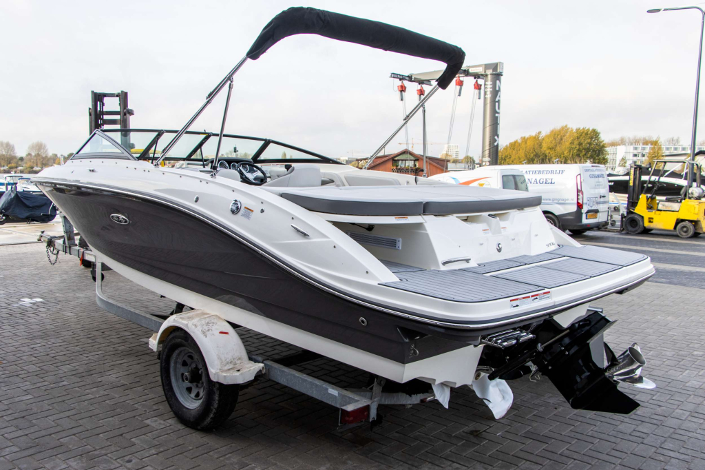 Sea Ray SPX 210