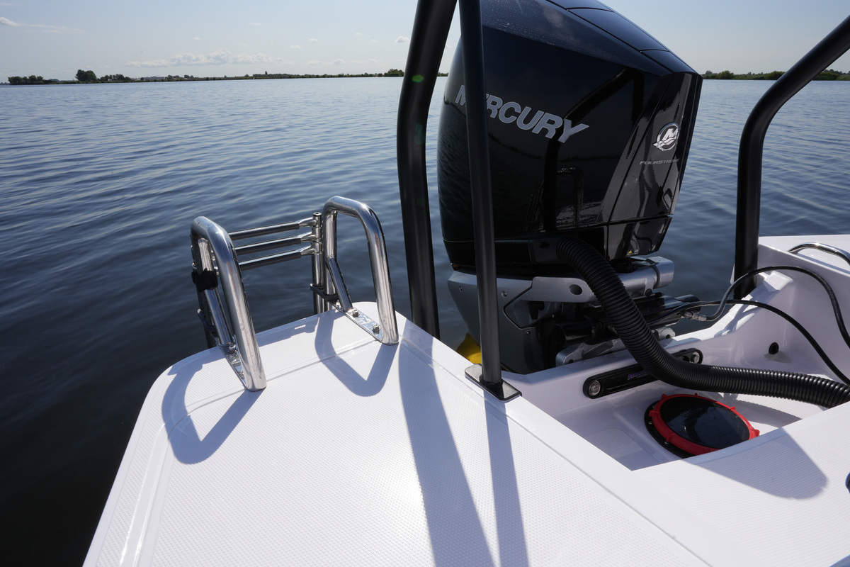Axopar 25 Cross Bow