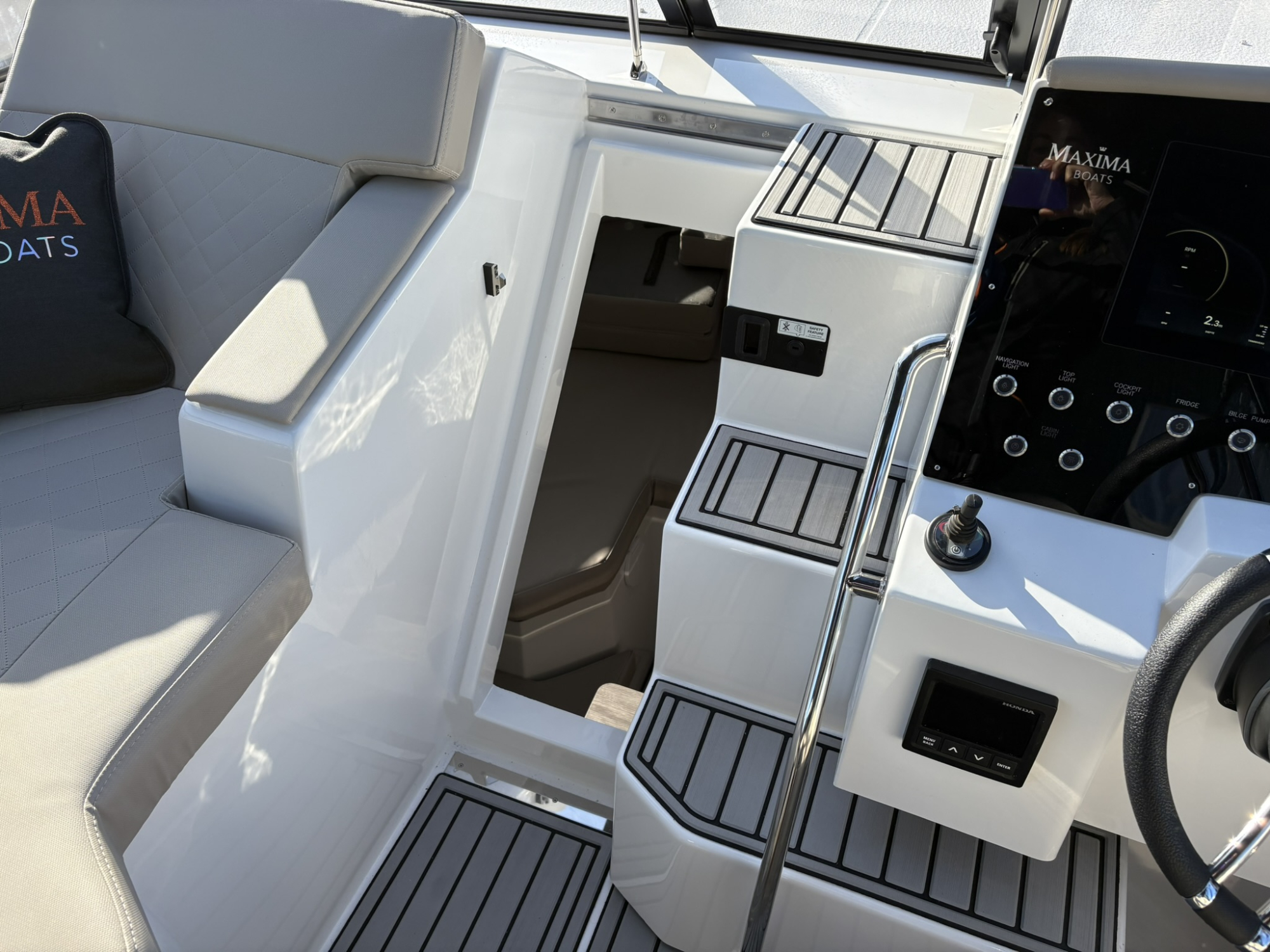 Maxima Boats 800 Cabin zwart - wit met Honda 250 pk op voorraad!