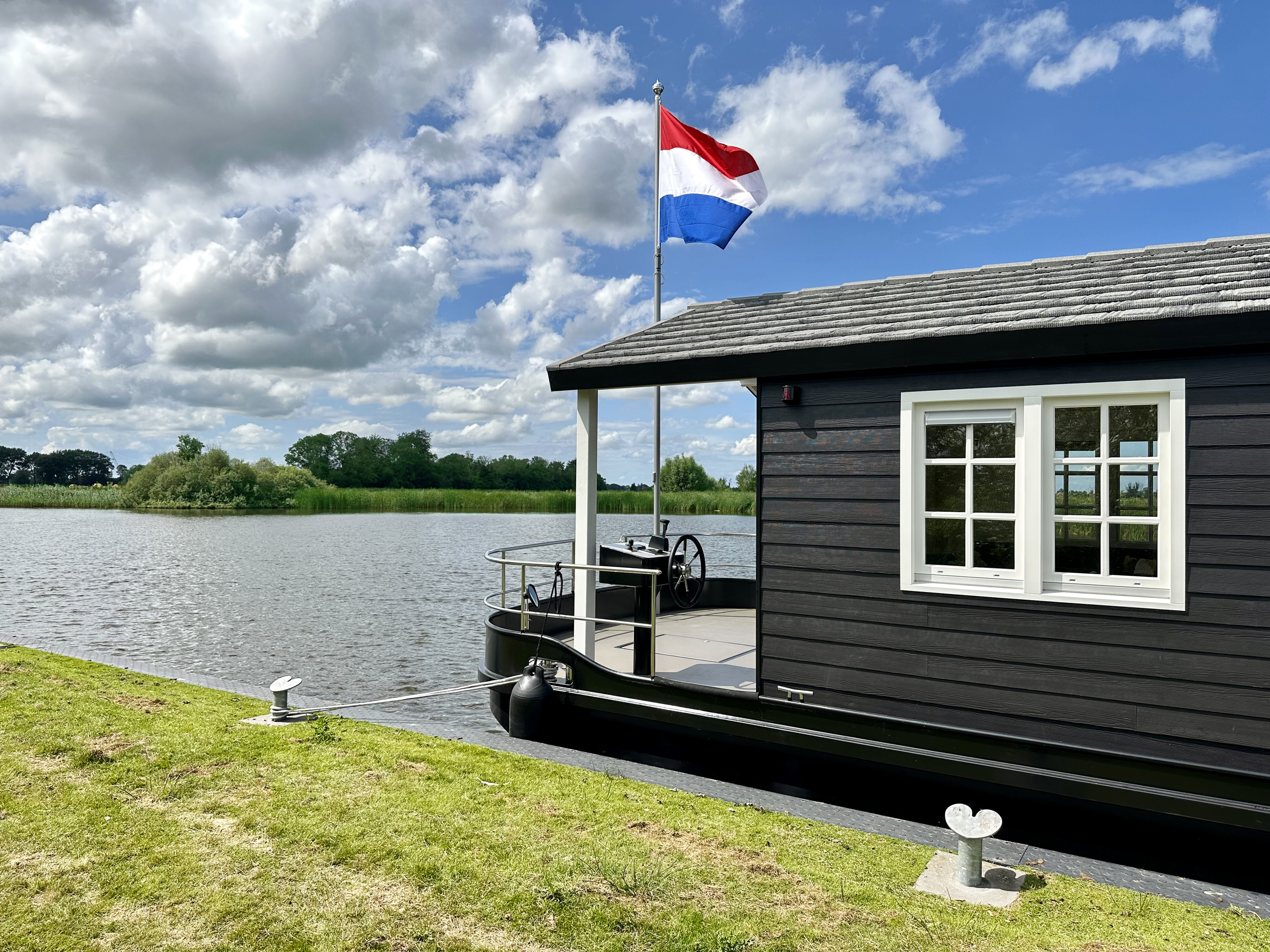 HOMESHIP VaarChalet In Amsterdam 1250D Luxe Houseboat