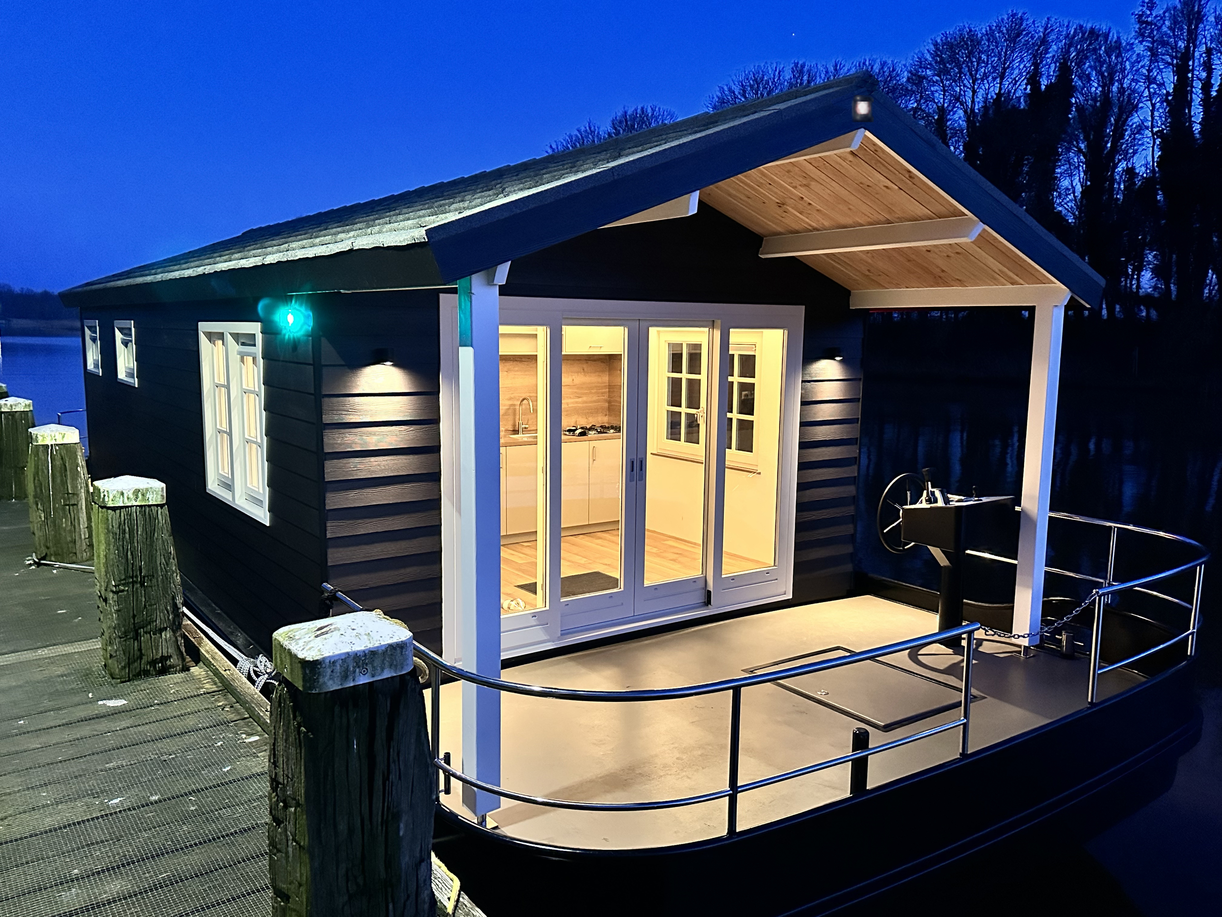 HOMESHIP VaarChalet In Amsterdam 1250D Luxe Houseboat